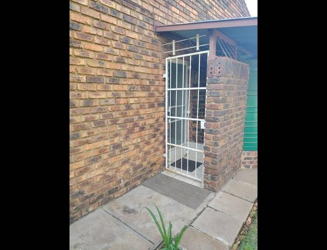 4 BEDROOM HOUSE FOR SALE IN VANDERBIJLPARK SW 2